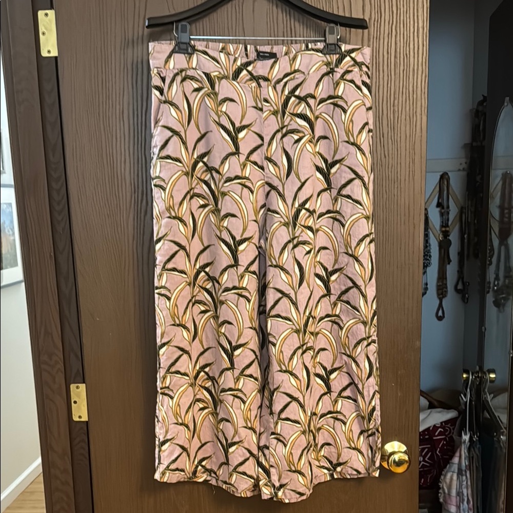 Tahari lavender print linen cropped wide leg pants.